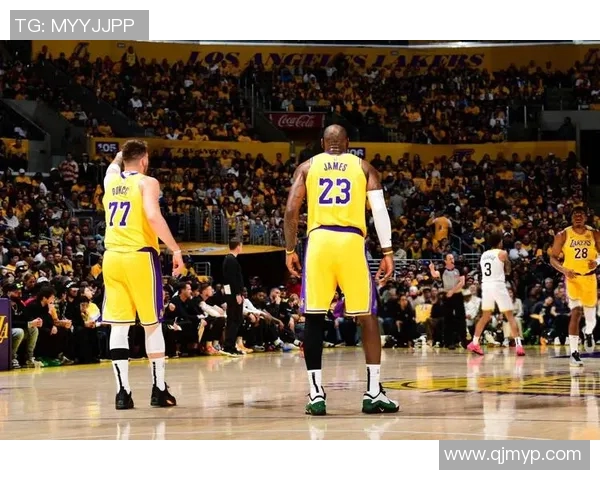 詹皇助湖人再夺胜利笑傲西部赛场